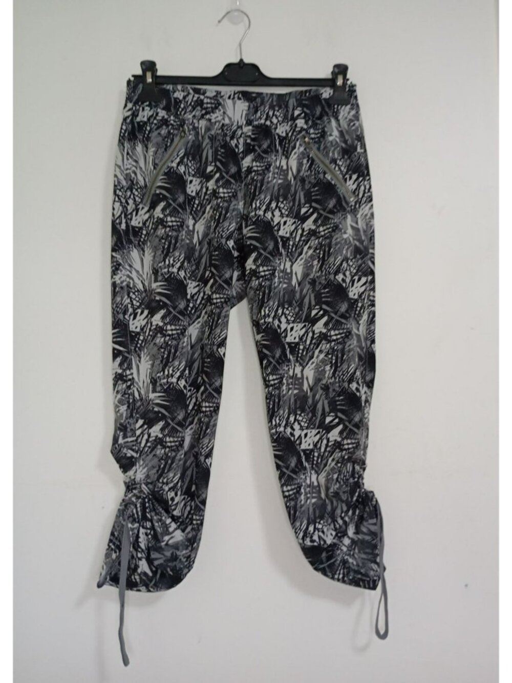 Athleta Capri Pants Womens Size 8 Black & White Drawstring